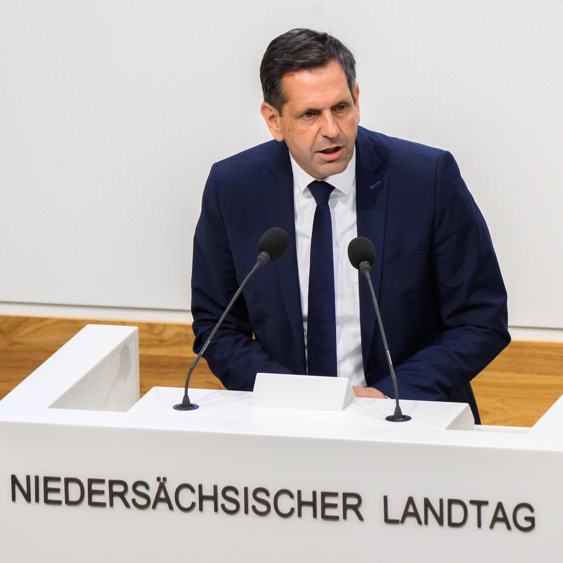 Ministerpräsident Olaf Lies, (SPD), spricht im niedersächsischen Landtag.