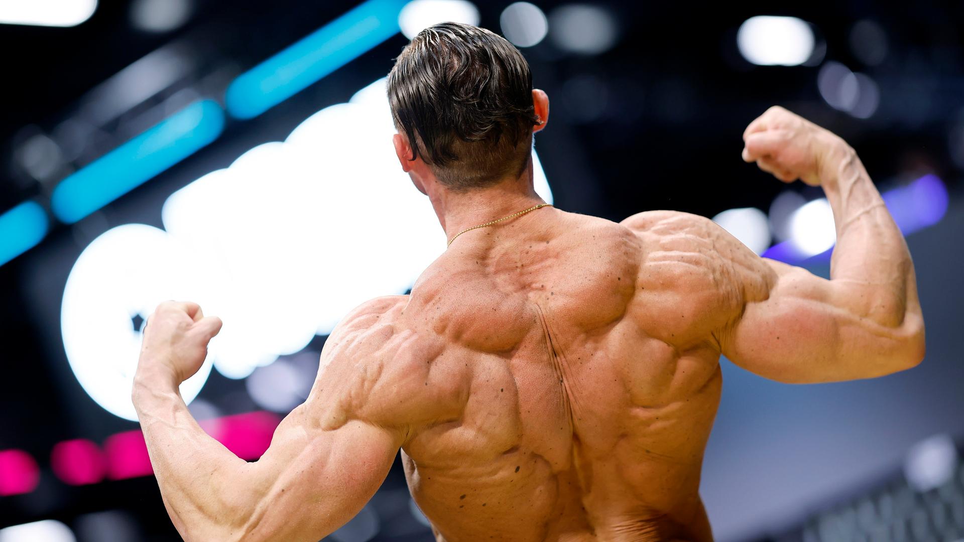 Bodybuilder Chris Baumann zeigt seine Rückenmuskeln auf der Internationalen Leitmesse für Fitness, Wellness und Gesundheit sowie Bodybuilding, Kraftsport und Kampfsport in Köln.