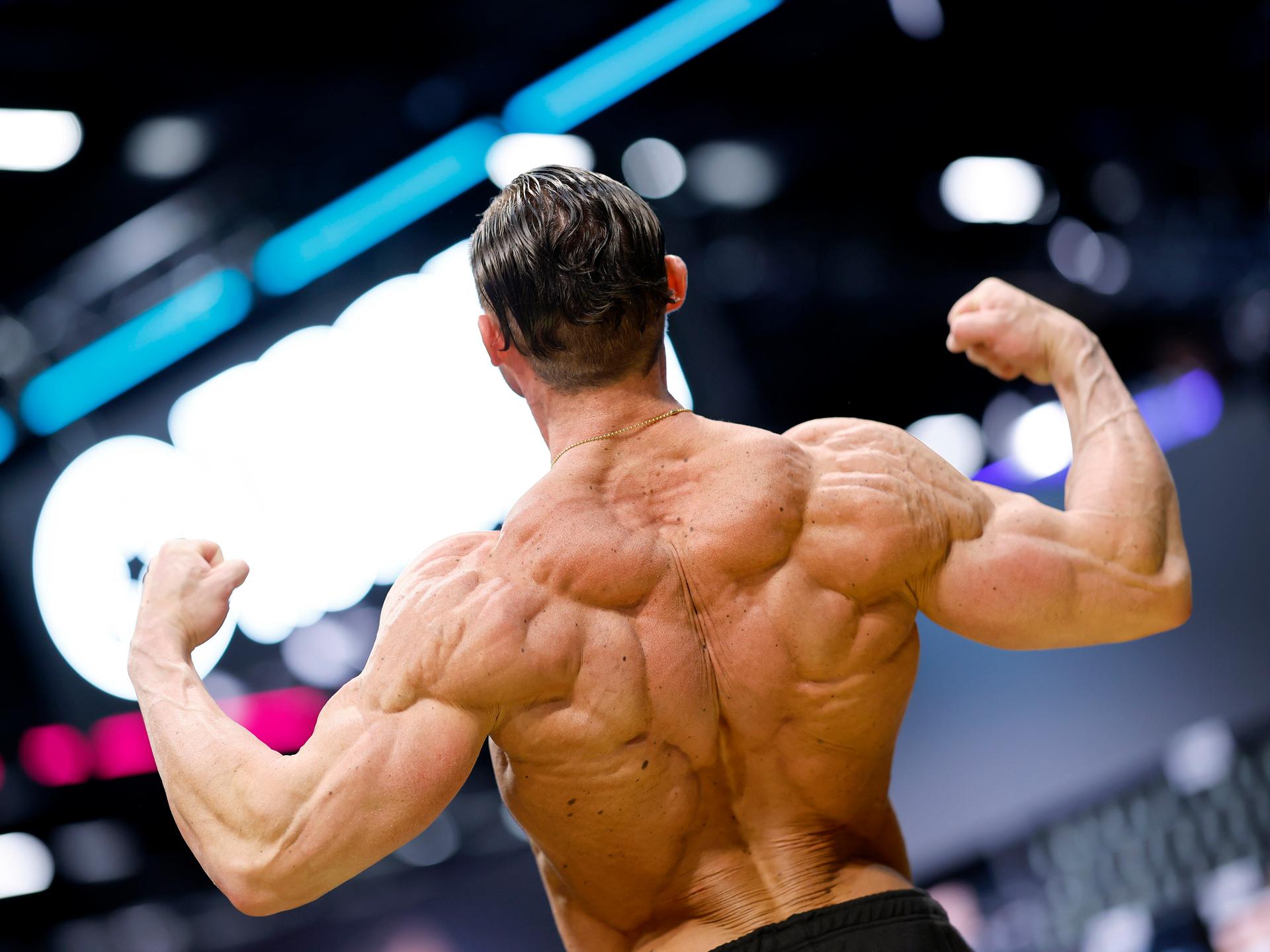 Bodybuilder Chris Baumann zeigt seine Rückenmuskeln auf der Internationalen Leitmesse für Fitness, Wellness und Gesundheit sowie Bodybuilding, Kraftsport und Kampfsport in Köln.