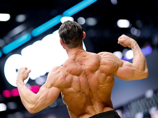 Bodybuilder Chris Baumann zeigt seine Rückenmuskeln auf der Internationalen Leitmesse für Fitness, Wellness und Gesundheit sowie Bodybuilding, Kraftsport und Kampfsport in Köln.