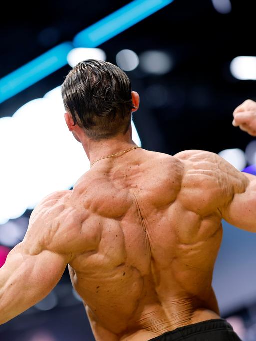 Bodybuilder Chris Baumann zeigt seine Rückenmuskeln auf der Internationalen Leitmesse für Fitness, Wellness und Gesundheit sowie Bodybuilding, Kraftsport und Kampfsport in Köln.
