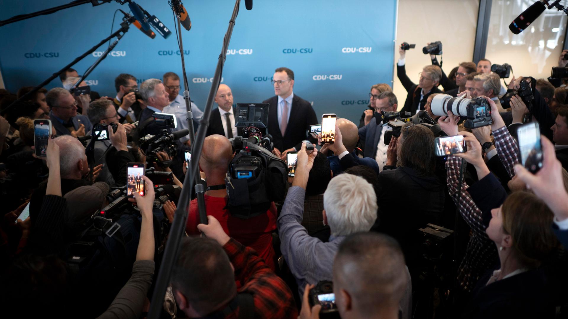 Sehr viele Fotografen und Journalisten richten ihre Kameras und Mikrofone auf Jens Spahn , Fraktionsvorsitzenden der CDU bei der Krisensitzung nach dem 1. Wahlgang zum Bundeskanzler 2025.