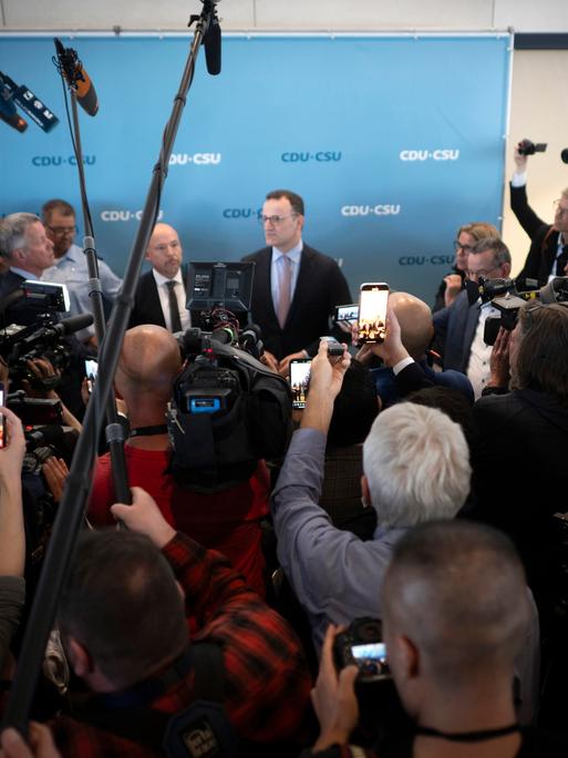 Sehr viele Fotografen und Journalisten richten ihre Kameras und Mikrofone auf Jens Spahn , Fraktionsvorsitzenden der CDU bei der Krisensitzung nach dem 1. Wahlgang zum Bundeskanzler 2025. Sehr viele Fotografen und Journalisten richten ihre Kameras und Mikrofone auf Jens Spahn , Fraktionsvorsitzenden der CDU bei der Krisensitzung nach dem 1. Wahlgang zum Bundeskanzler 2025.