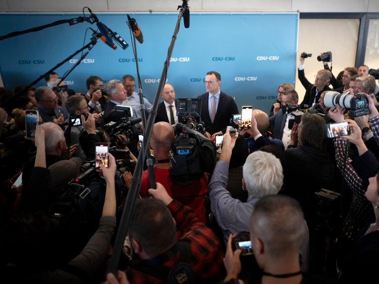 Sehr viele Fotografen und Journalisten richten ihre Kameras und Mikrofone auf Jens Spahn , Fraktionsvorsitzenden der CDU bei der Krisensitzung nach dem 1. Wahlgang zum Bundeskanzler 2025. Sehr viele Fotografen und Journalisten richten ihre Kameras und Mikrofone auf Jens Spahn , Fraktionsvorsitzenden der CDU bei der Krisensitzung nach dem 1. Wahlgang zum Bundeskanzler 2025.