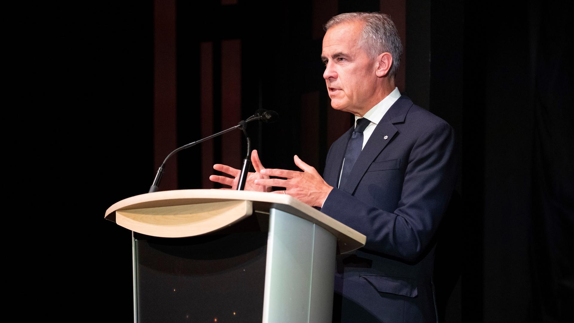 Der kanadische Premierminister Carney steht hinter einem Pult und gestikuliert. (Quelle: AP) Der kanadische Premierminister Carney steht hinter einem Pult und gestikuliert. (Quelle: AP)