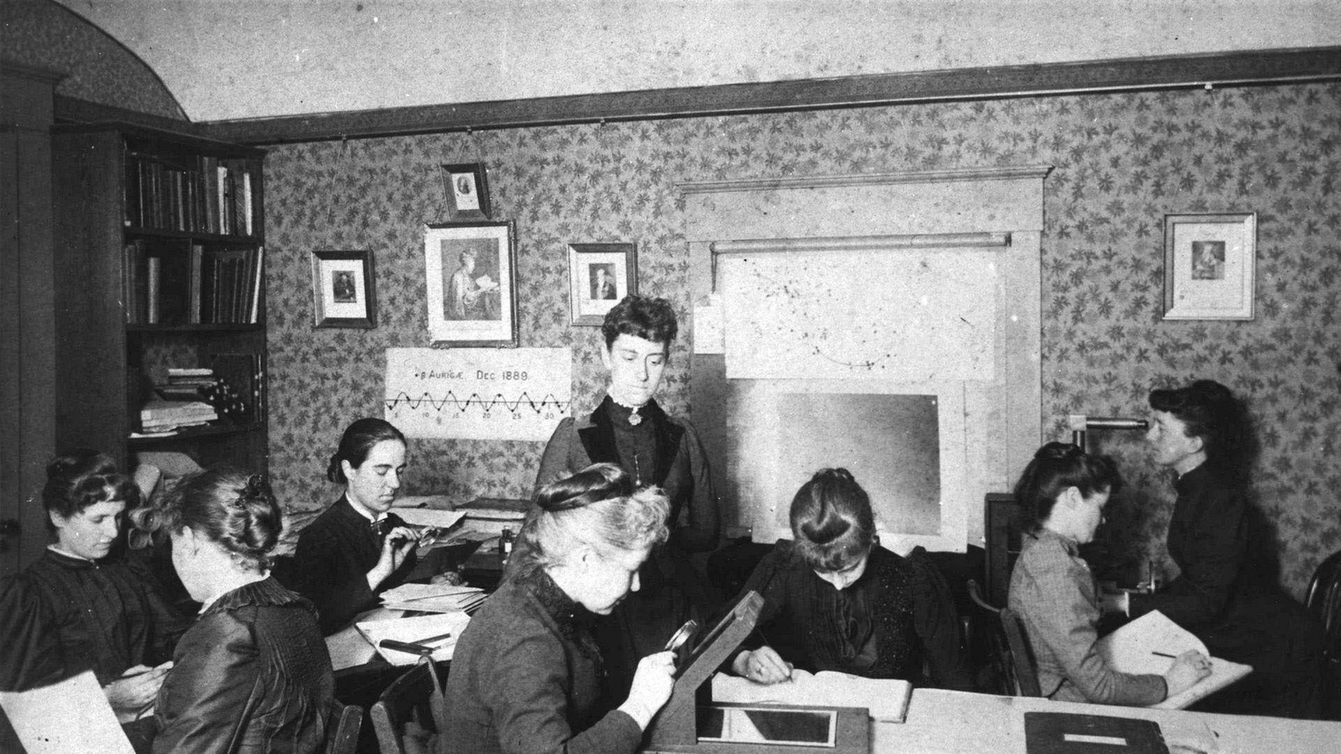 Eine Gruppe von Astronominnen bei der Arbeit (ca. 1900). Eine Gruppe von Astronominnen bei der Arbeit (ca. 1900).