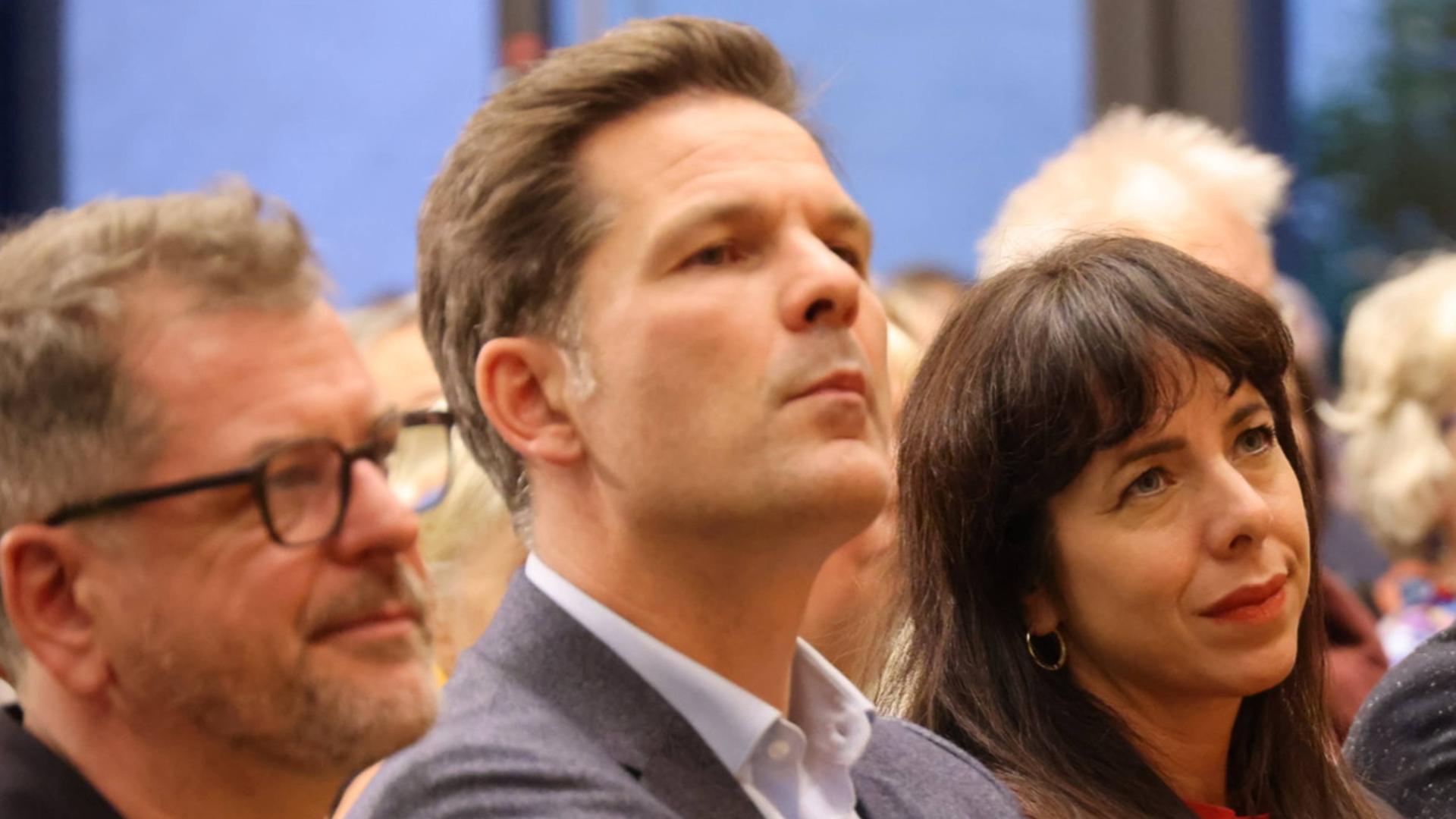 Werner Graf (Grüne), Steffen Krach (SPD), Elif Eralp (Die Linke) von links nach rechts bei einer Veranstaltung.