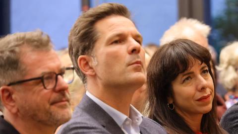 Werner Graf (Grüne), Steffen Krach (SPD), Elif Eralp (Die Linke) von links nach rechts bei einer Veranstaltung.