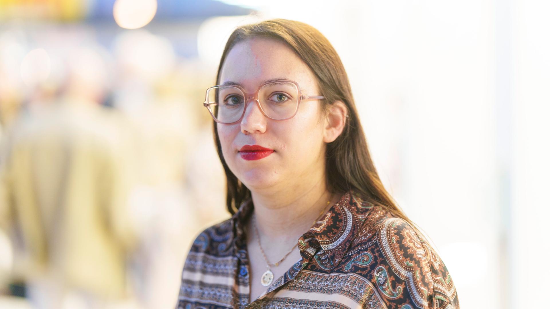 Ronya Othmann, Schriftstellerin und Journalistin steht im Schauspiel Frankfurt und blickt in die Kamera Ronya Othmann, Schriftstellerin und Journalistin steht im Schauspiel Frankfurt und blickt in die Kamera