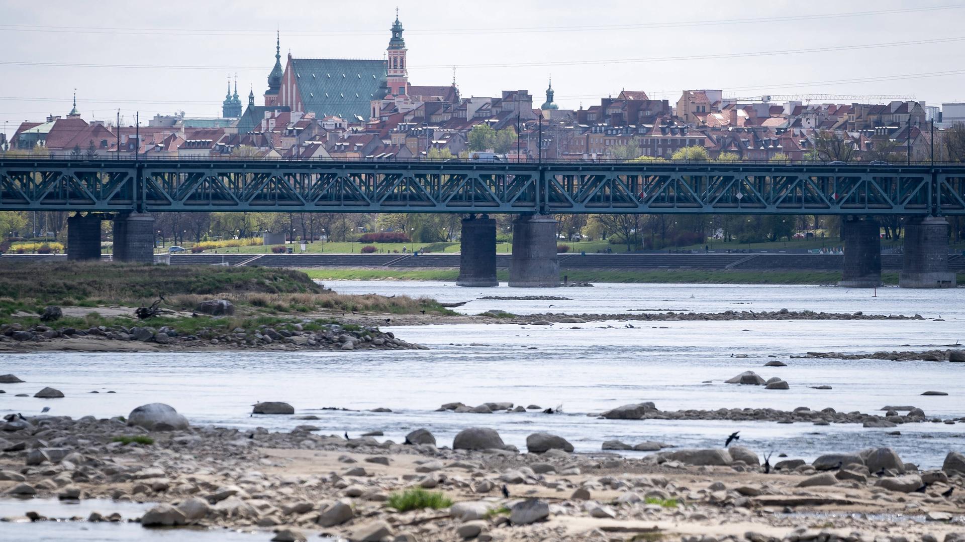 Der Fluss Weichsel mit sehr wenig Wasser im Flussbett, im Hintergrund die polnische Hauptstadt Warschau.