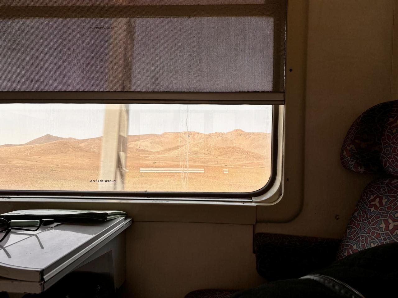 Ein Bahnabteil von innen, ein Sitz am Fenster