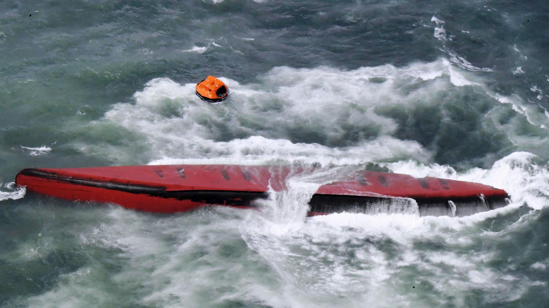 Japan, vor der Insel Mutsure: Ein südkoreanischer Tanker ist vor der Insel Mutsure in der Präfektur Yamaguchi im Südwesten Japans gekentert. Japan, vor der Insel Mutsure: Ein südkoreanischer Tanker ist vor der Insel Mutsure in der Präfektur Yamaguchi im Südwesten Japans gekentert.