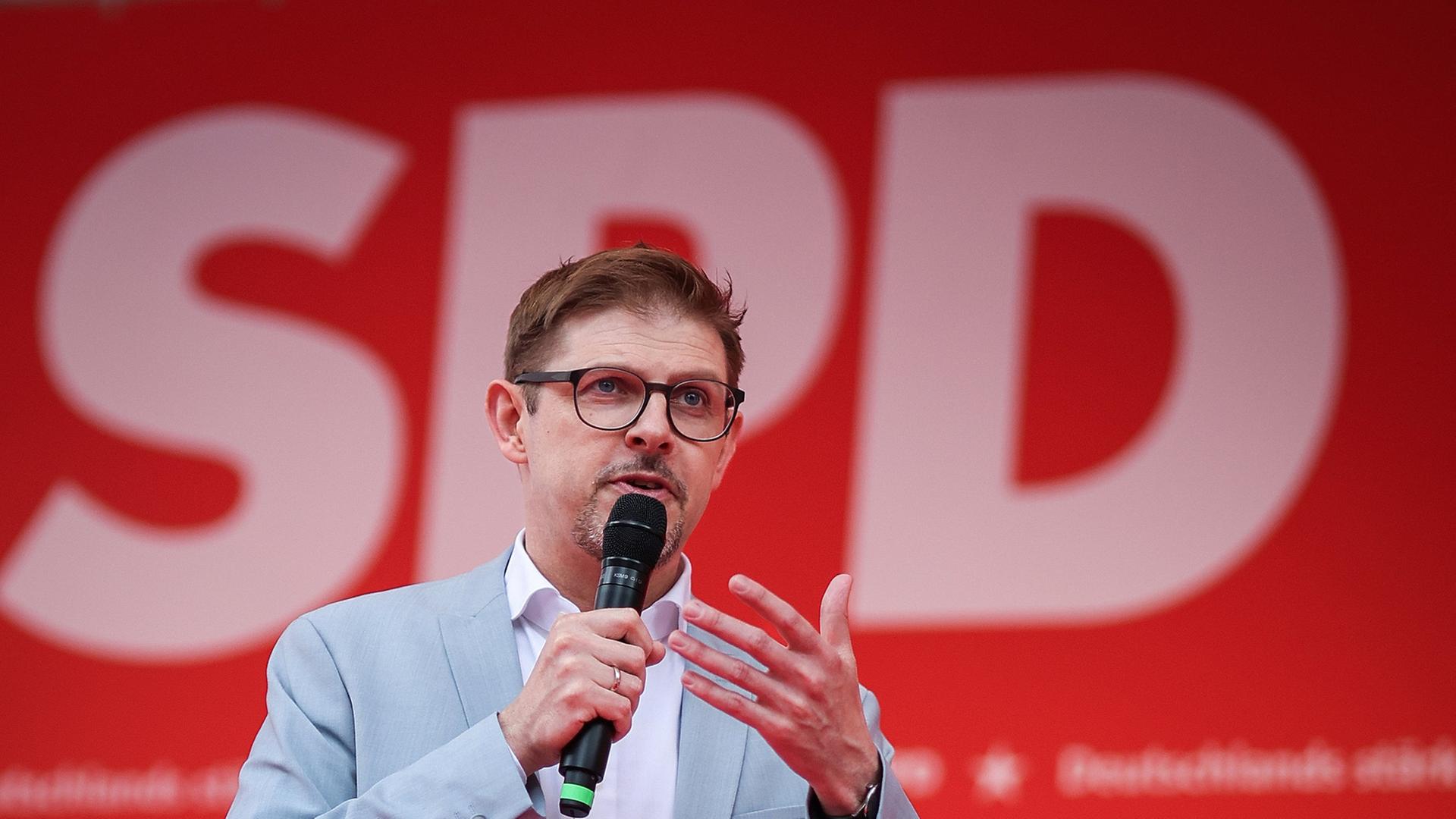 Matthias Ecke, SPD-Europaabgeordneter, spricht auf einer Wahlkampfveranstaltung in Leipzig