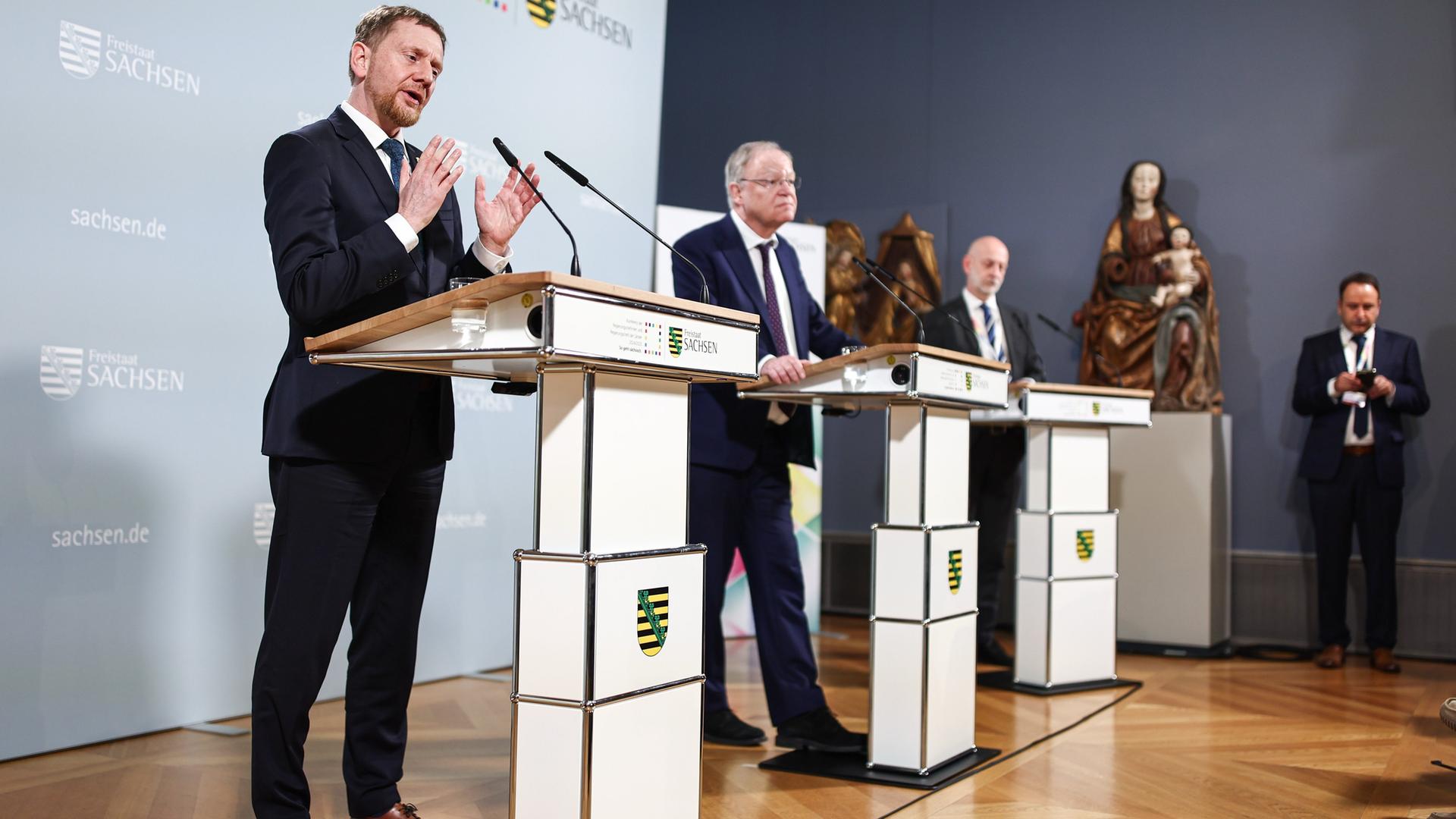 Berlin: Michael Kretschmer (CDU, l), Ministerpräsident von Sachsen, und Stephan Weil (SPD, M), Ministerpräsident von Niedersachsen, sprechen auf der Abschlusspressekonferenz im Bode-Museum.