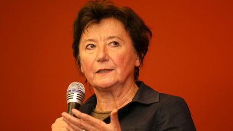 Brigitte Fehrle, Journalistin und ehemalige Chefredakteurin der Berliner Zeitung, spricht bei einer Veranstaltung auf der Bühne.