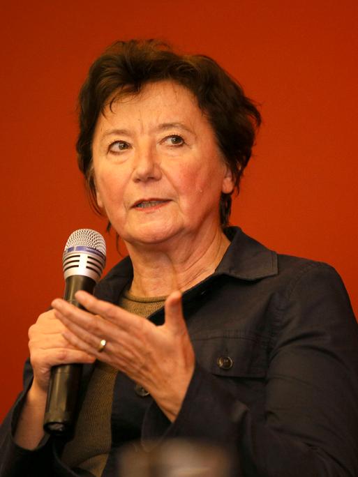 Brigitte Fehrle, Journalistin und ehemalige Chefredakteurin der Berliner Zeitung, spricht bei einer Veranstaltung auf der Bühne.