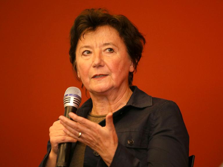 Brigitte Fehrle, Journalistin und ehemalige Chefredakteurin der Berliner Zeitung, spricht bei einer Veranstaltung auf der Bühne.