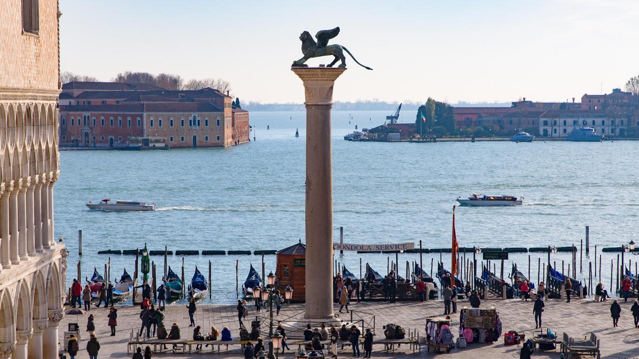 Die Statue des geflügelten Löwen auf Venedigs Piazza San Marco.