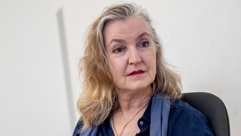 Die Schriftstellerin und Aktivistin Rebecca Solnit blickt verhalten lächelnd in die Kamera Die Schriftstellerin und Aktivistin Rebecca Solnit blickt verhalten lächelnd in die Kamera