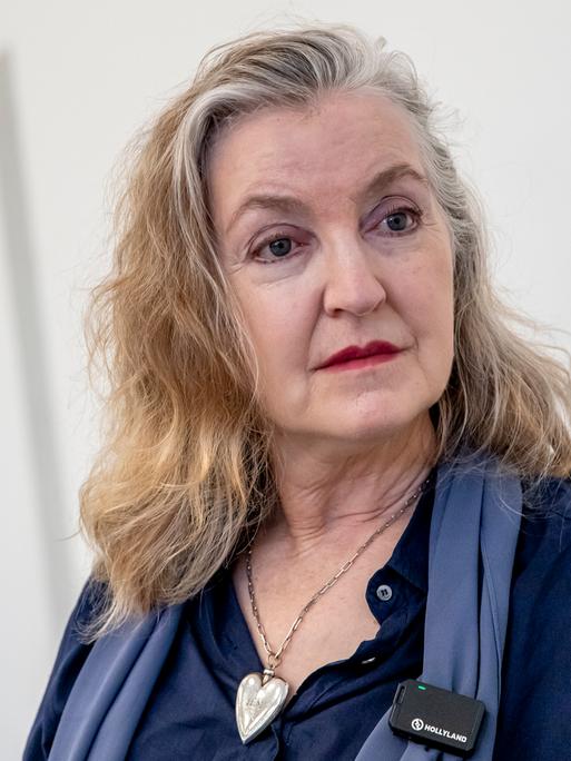 Die Schriftstellerin und Aktivistin Rebecca Solnit blickt verhalten lächelnd in die Kamera