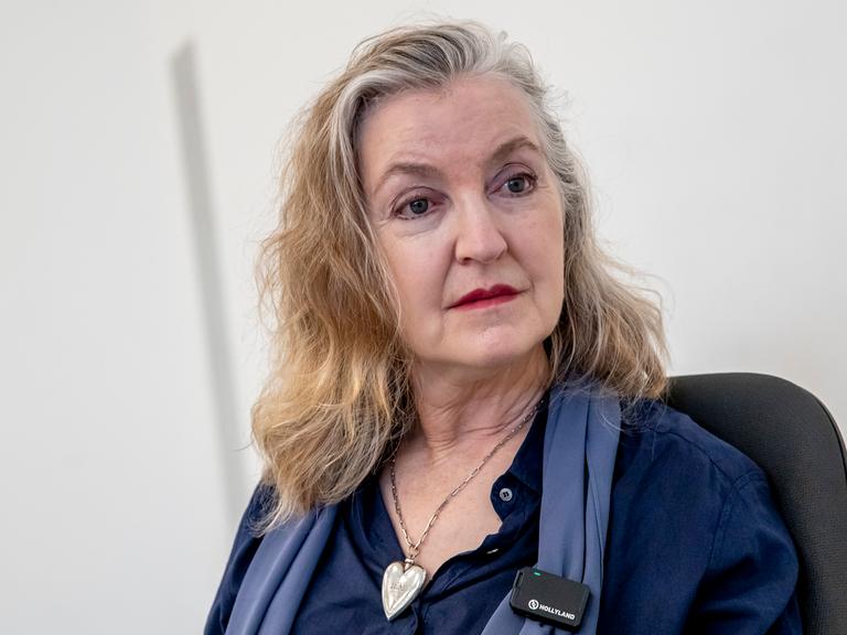 Die Schriftstellerin und Aktivistin Rebecca Solnit blickt verhalten lächelnd in die Kamera