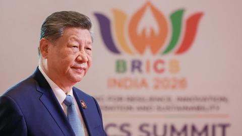 Chinas Staatschef Xi steht vor dem Logo des BRICS-Gipfels in Neu-Delhi.