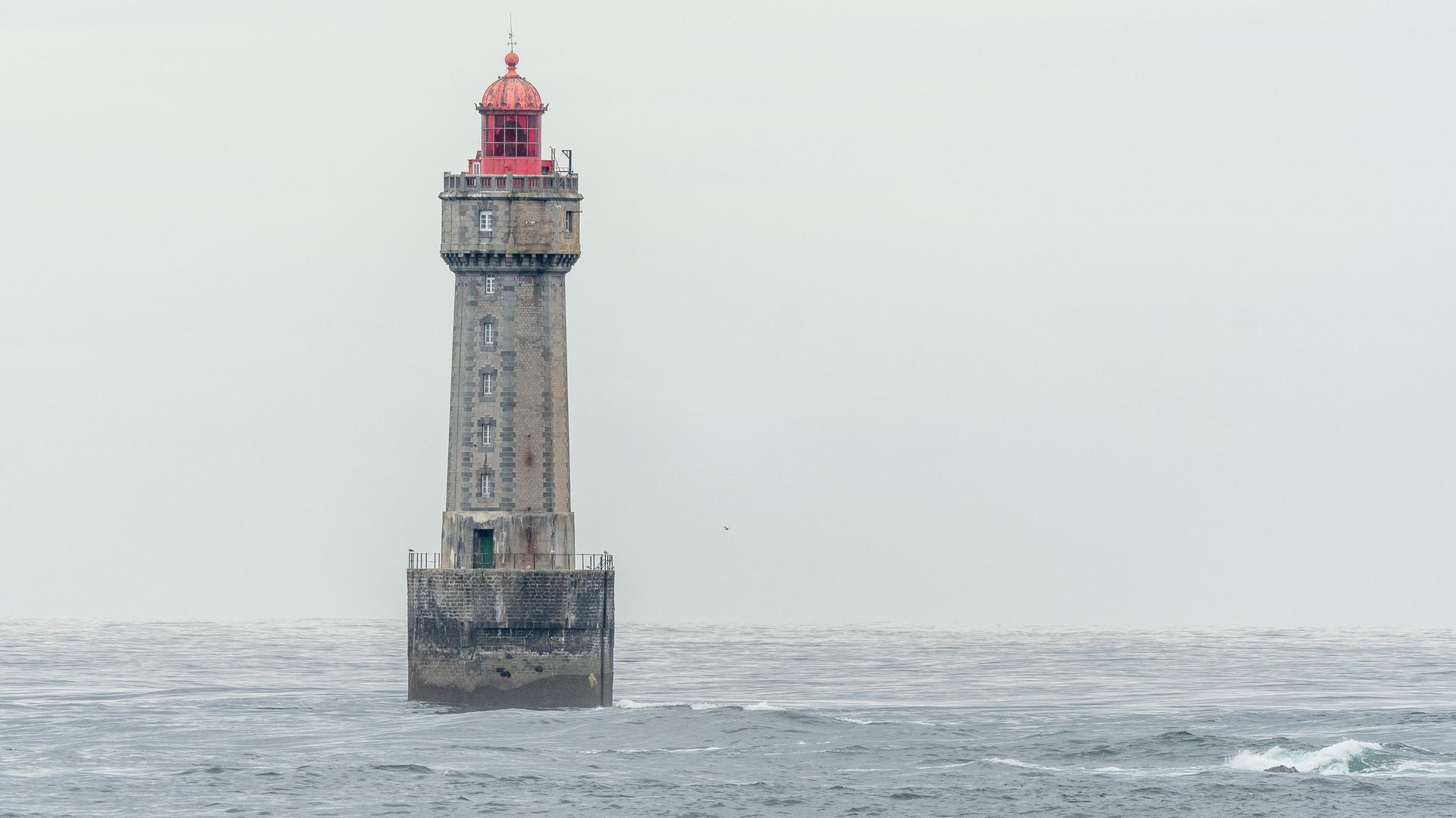 Der Leuchtturm von Ouessant umgeben von rauher See.