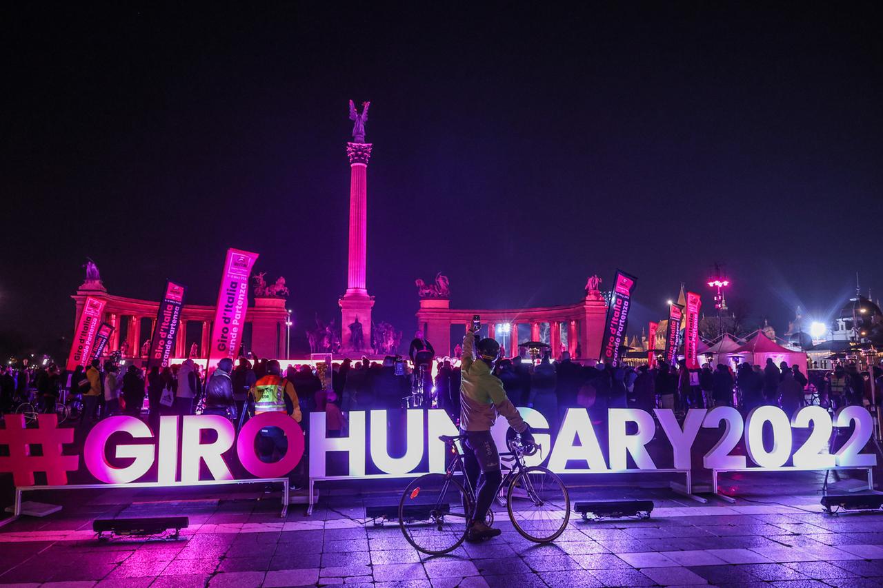 Die 105. Ausgabe des Giro d'Italia wird in Ungarn starten. Ursprünglich sollte die Rundfahrt bereits 2020 in der ungarischen Hauptstadt beginnen, doch wegen der Corona-Pandemie musste der Grande Partenza damals abgesagt werden.