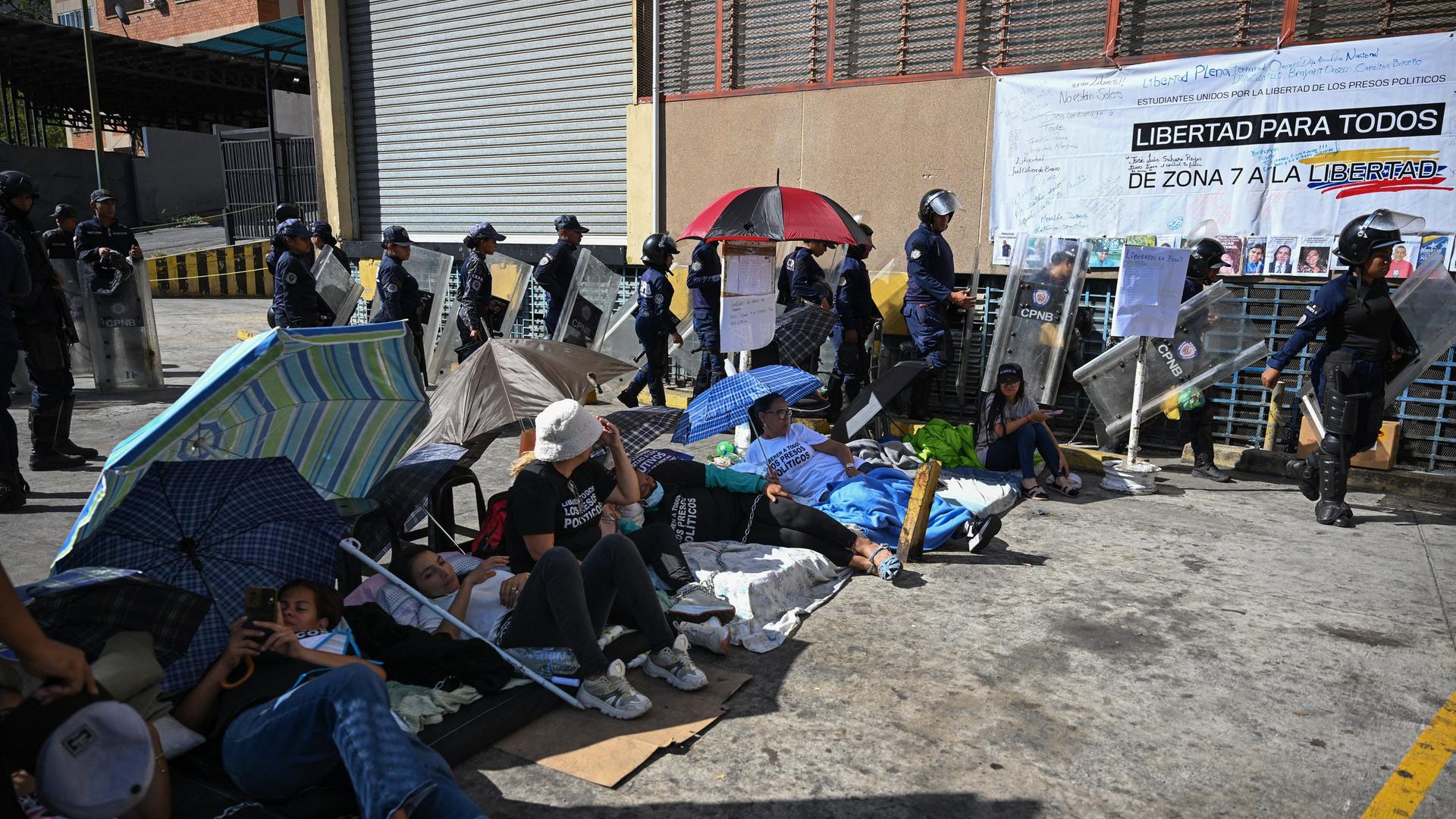 Das Bild zeigt eine Gruppe von Frauen, die vor einem Gefängnis in der venezolanischen Hauptstadt Caracas kampiert. Sie sind im Hungerstreik und wollen die Freilassung politischer Gefangener erzwingen. 