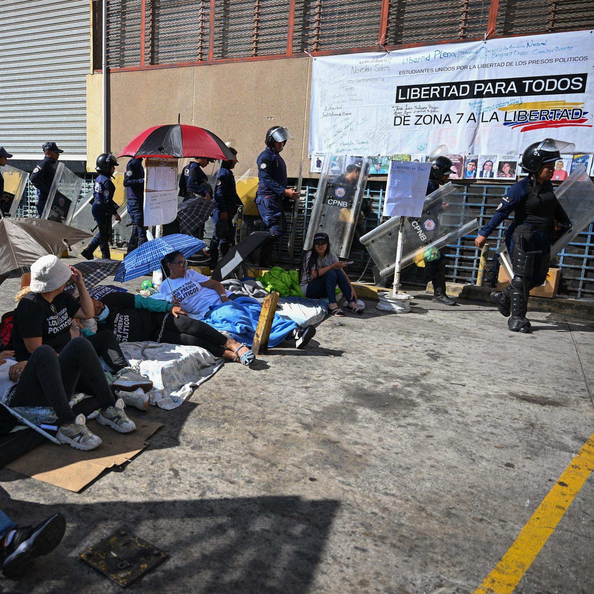 Das Bild zeigt eine Gruppe von Frauen, die vor einem Gefängnis in der venezolanischen Hauptstadt Caracas kampiert. Sie sind im Hungerstreik und wollen die Freilassung politischer Gefangener erzwingen. 
