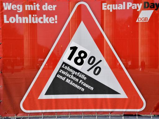Ein Plakat mit der Aufschrift: Weg mit der Lohnlücke