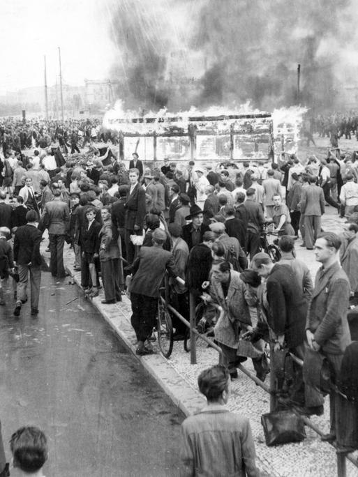 Schwarz-weiß-Aufnahme von Menschenmassen beim Volksaufstand in der DDR am 17. Juni 1953