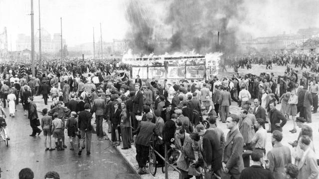 Schwarz-weiß-Aufnahme von Menschenmassen beim Volksaufstand in der DDR am 17. Juni 1953