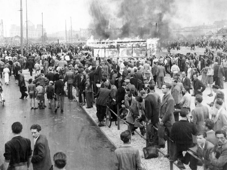 Schwarz-weiß-Aufnahme von Menschenmassen beim Volksaufstand in der DDR am 17. Juni 1953