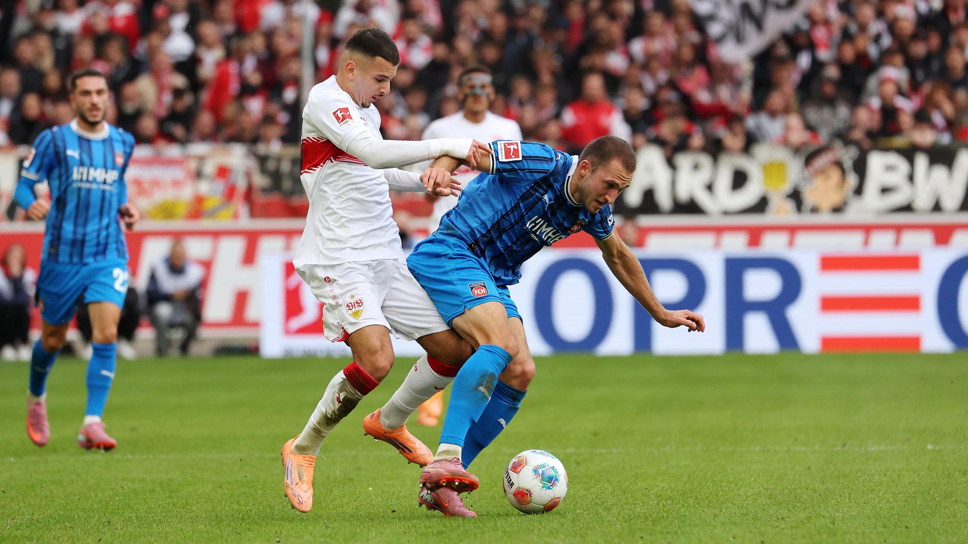 Badredine Bouanani vom VfB Stuttgart und Jonas Föhrenbach vom 1. FC Heidenheim liefern sich im ersten Sonntagsspiel am 6. Spieltag der Fußball-Bundesliga einen Zweikampf.