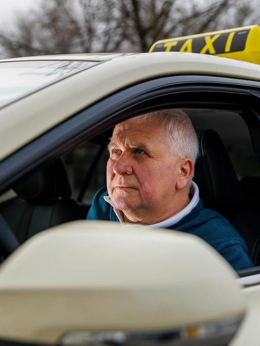 Leszek Nadolski, Taxifahrer und Vorsitzender der Berliner Taxiinnung, sitzt in seinem Fahrzeug