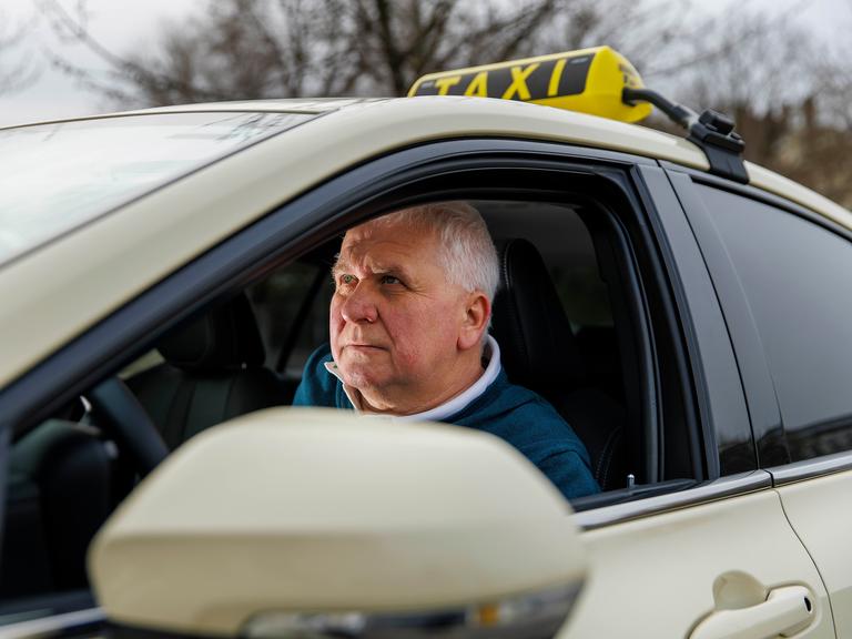 Leszek Nadolski, Taxifahrer und Vorsitzender der Berliner Taxiinnung, sitzt in seinem Fahrzeug