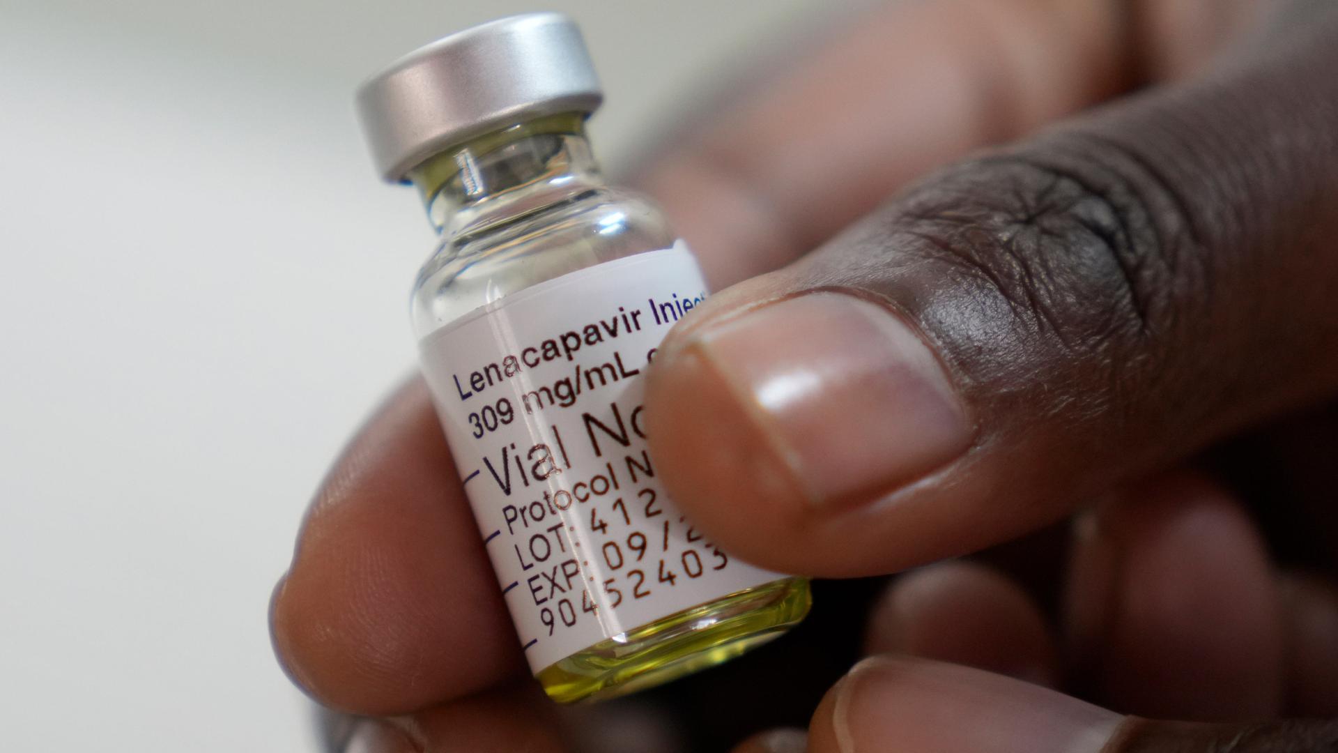 Eine Hand hält ein Fläschen des neuen Aids-Medikaments Lenacapavir.