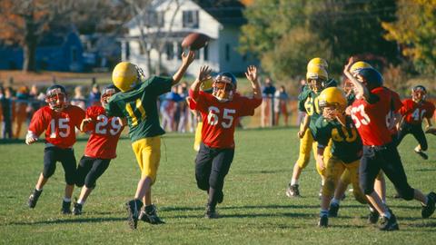 Kinder beim Football in den USA