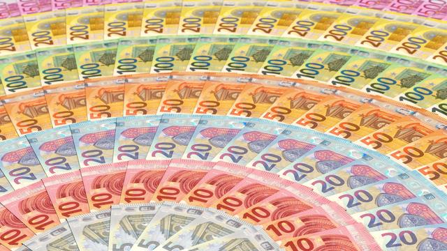 Euro-Banknoten im Halbkreis angeordnet wie ein Regenbogen