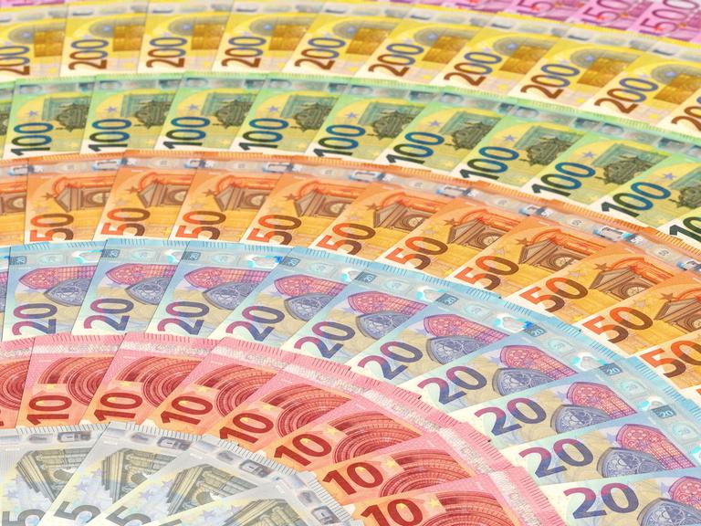 Euro-Banknoten im Halbkreis angeordnet wie ein Regenbogen