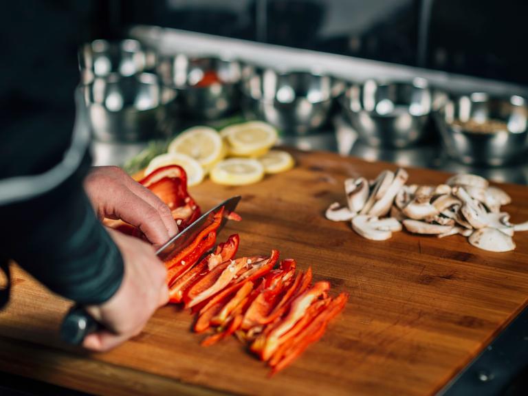 Es wird eine Koch-Show vorbereitet. Dabei geht einiges schief.