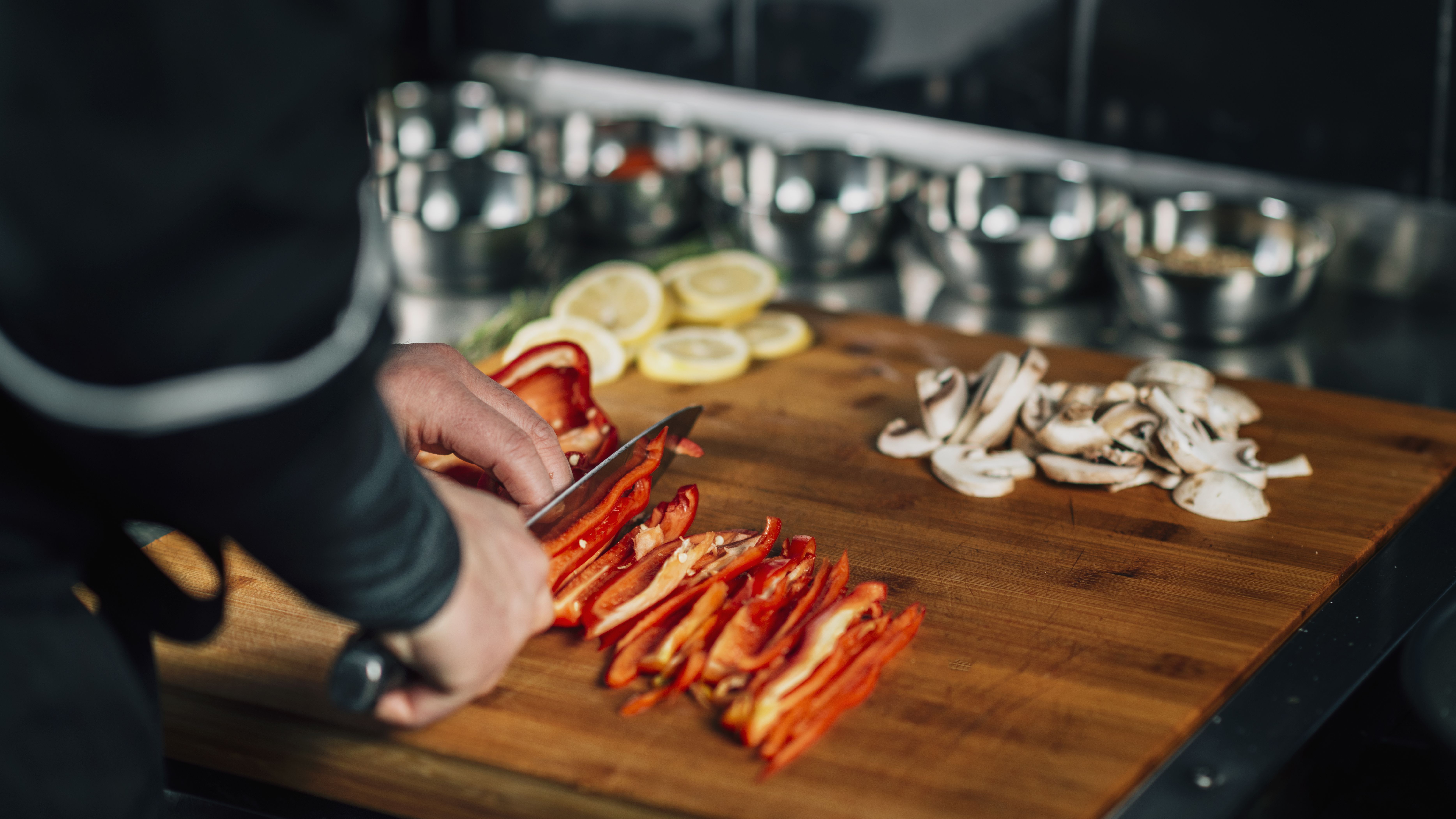 Es wird eine Koch-Show vorbereitet. Dabei geht einiges schief.