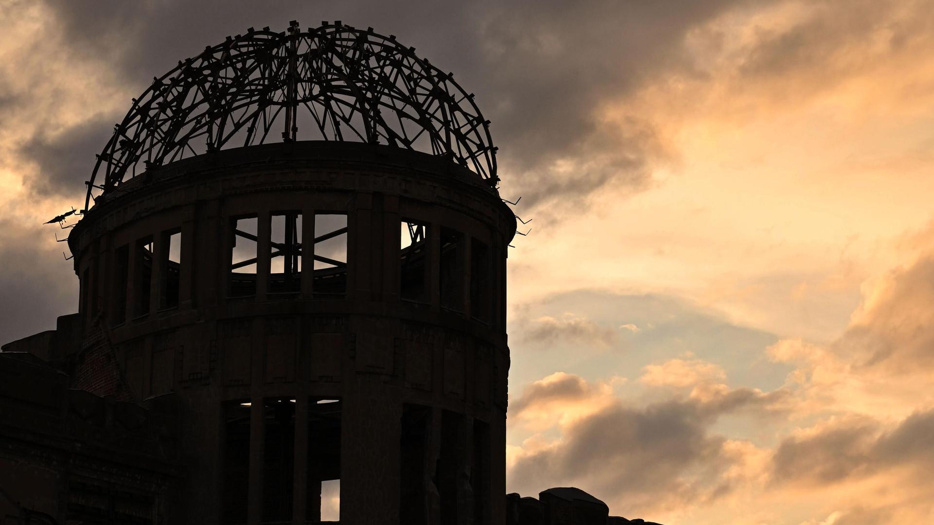 Das Bild zeigt das Friedensdenkmal in Hiroshima in der Abenddämmerung.