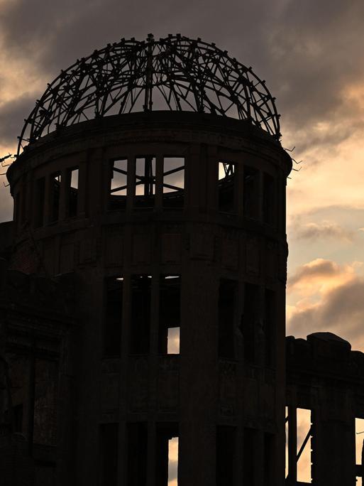 Das Bild zeigt das Friedensdenkmal in Hiroshima in der Abenddämmerung.