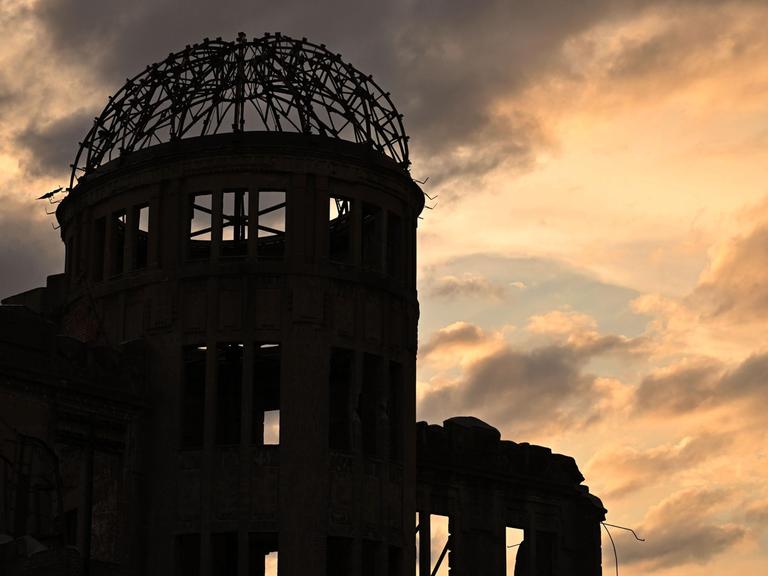 Das Bild zeigt das Friedensdenkmal in Hiroshima in der Abenddämmerung.