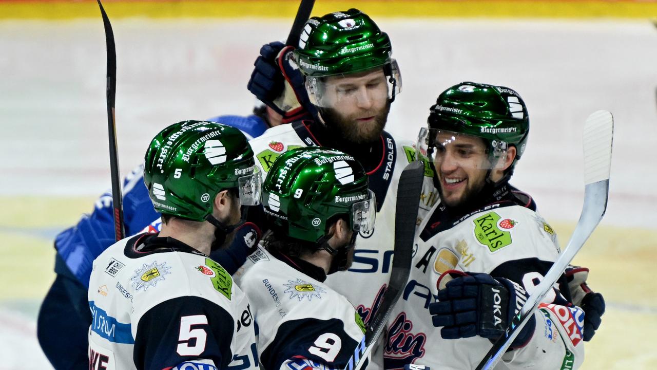 Der Eishockeyspieler Ty Ronning (2.vl) jubelt mit seinen Teamkollegen.