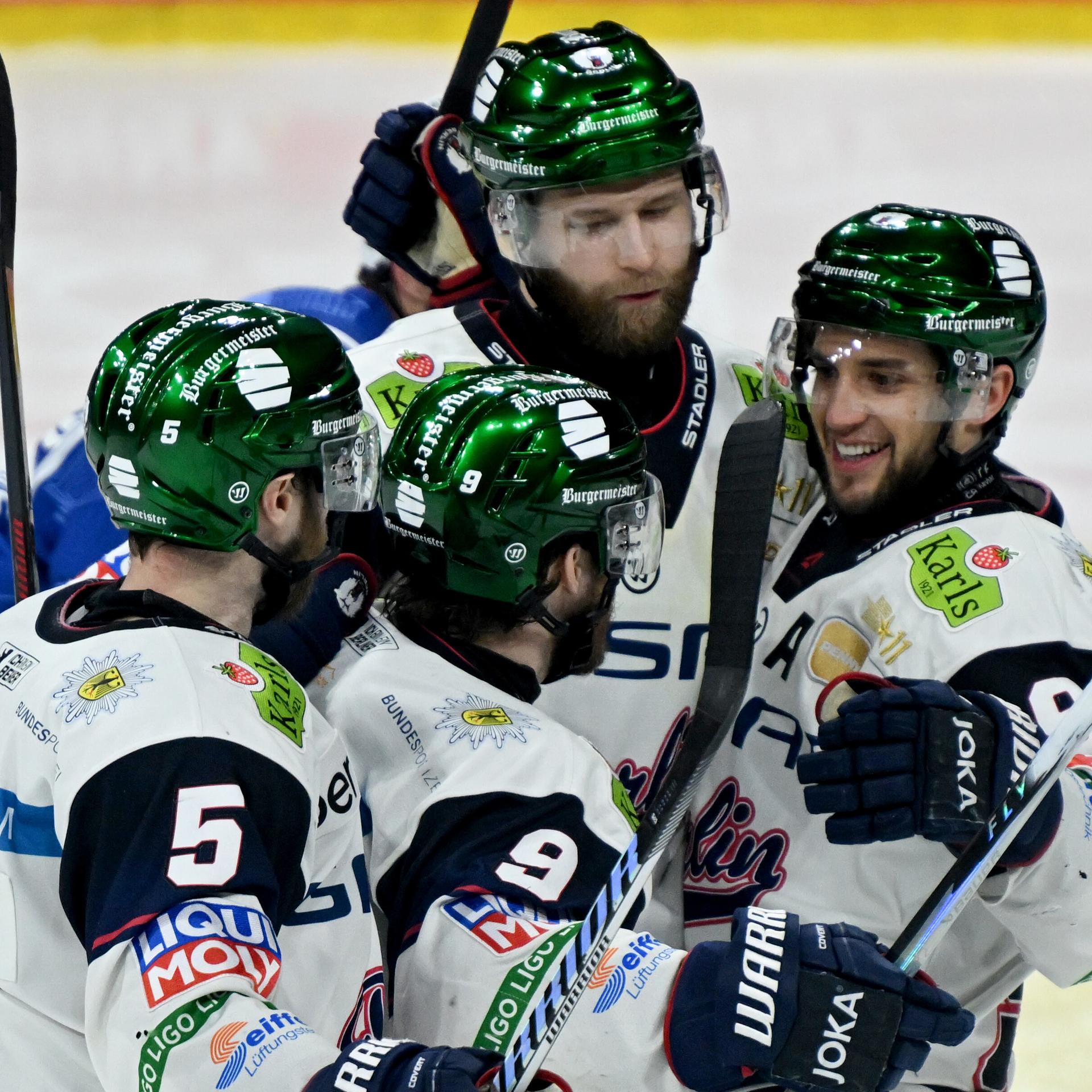 Der Eishockeyspieler Ty Ronning (2.vl) jubelt mit seinen Teamkollegen.