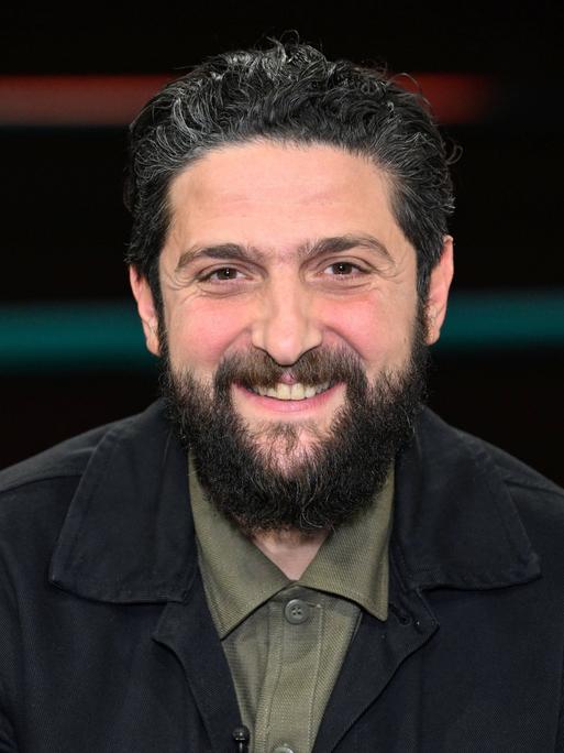 Porträt des Soziologen Aladin El-Mafaalani bei einer Fernsehtalkshow, 2023 