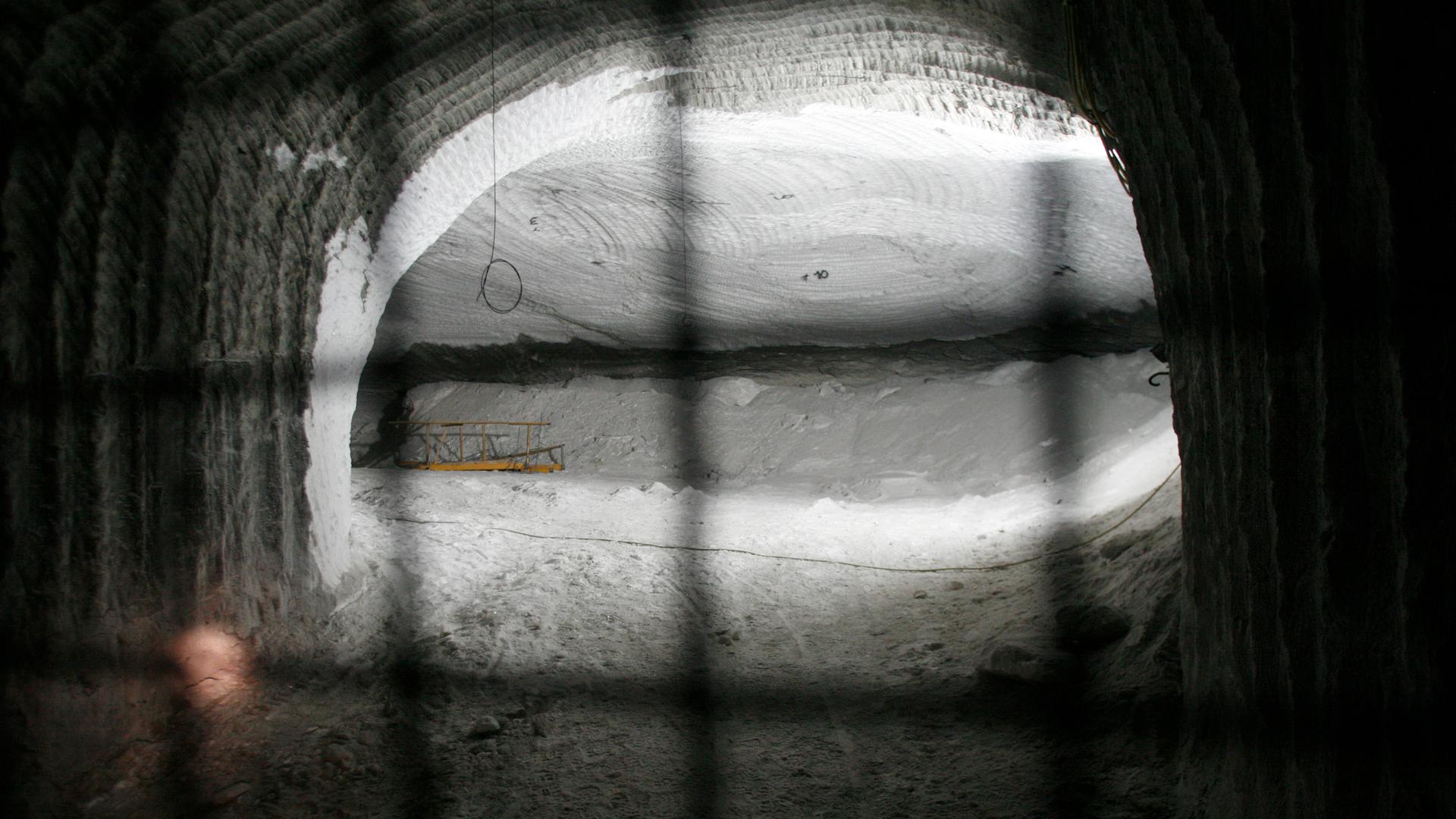 Ein vergittertes Tor vor einer Salzstock-Kammer im ehemaligen Salzbergwerk Asse